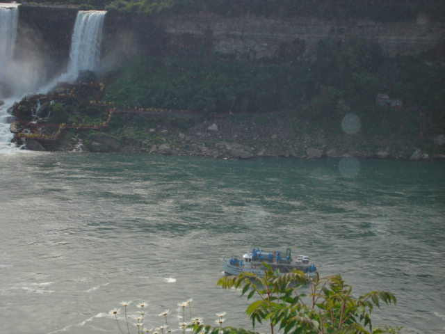 Niagara-Falls-Boat