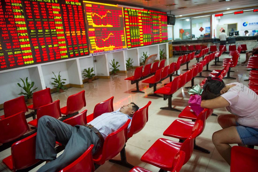 HAIKOU, CHINA - AUGUST 26: (CHINA OUT) Investors have a rest at a stock exchange hall on August 26, 2015 in Haikou, China. Chinese shares plunged on Wednesday with the benchmark Shanghai Composite Index down 37.68 points, or 1.27 percent, to close at 2,927.29. The Shenzhen Component Index fell 298.22 points, or 2.92 percent, to close at 9,899.72. (Photo by Luo Yunfei/CNSPHOTO/ChinaFotoPress/ChinaFotoPress via Getty Images)
